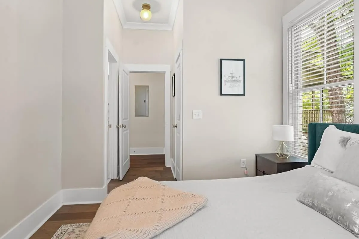 Renovated Dog Friendly Duplex Near Food & Fun Fully Fenced Yard And Private Parking Villa Savannah