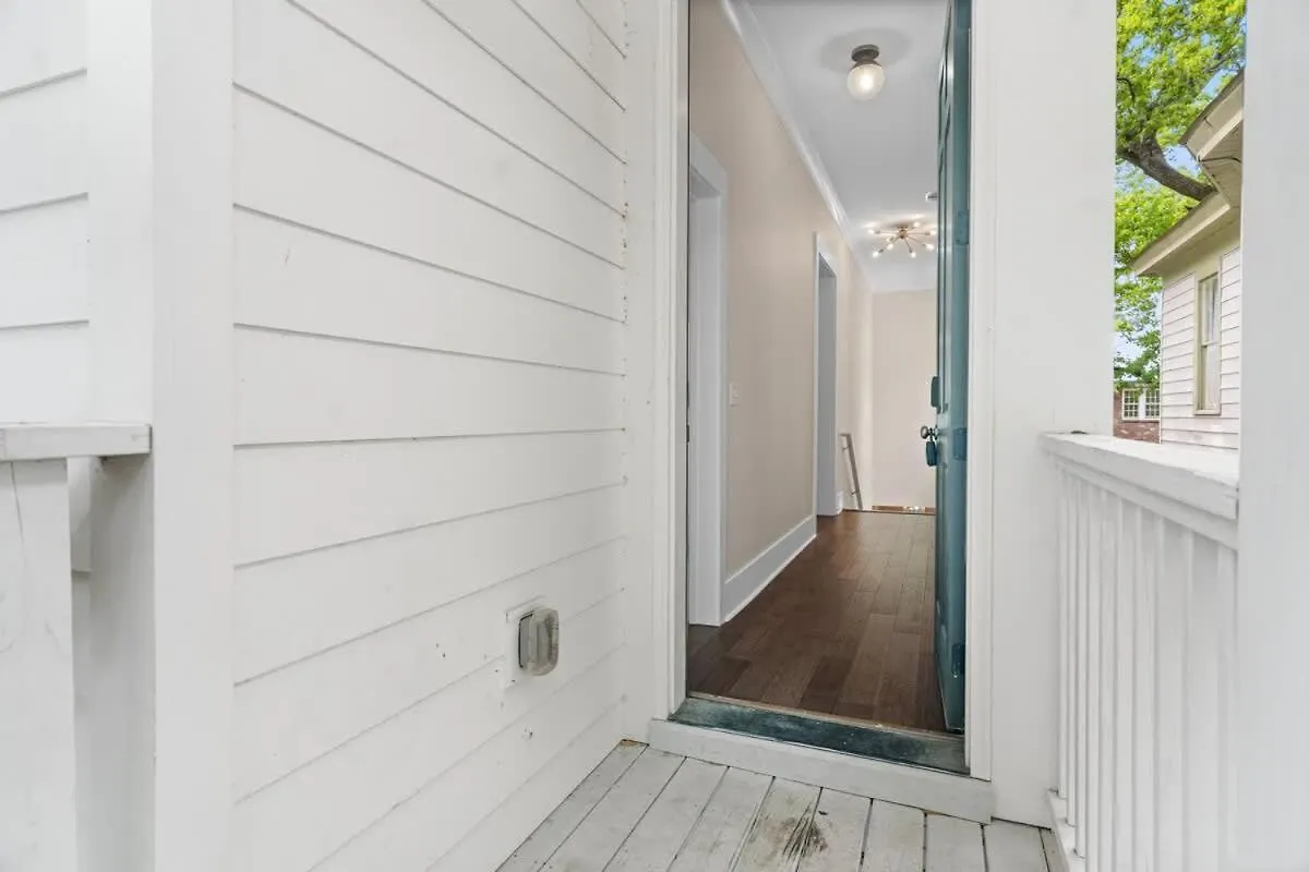 Holiday home Renovated Dog Friendly Duplex Near Food & Fun Fully Fenced Yard And Private Parking Villa Savannah