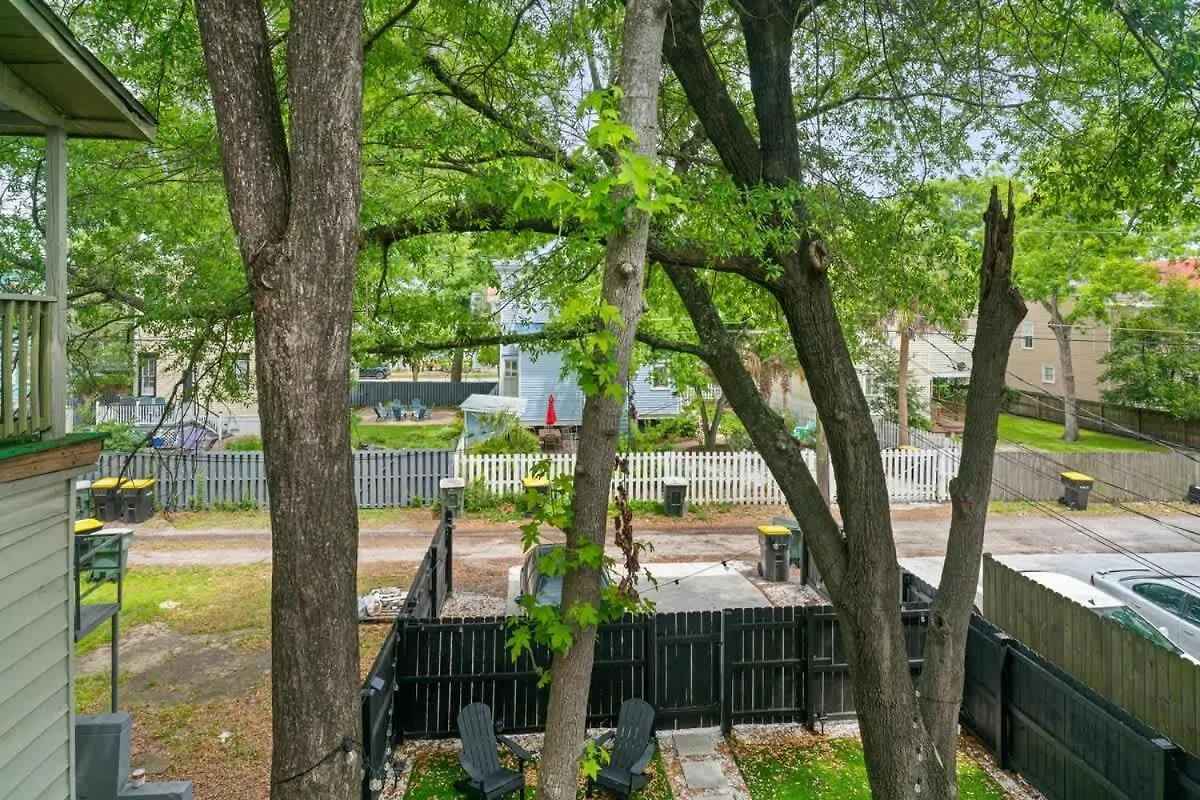 Holiday home Renovated Dog Friendly Duplex Near Food & Fun Fully Fenced Yard And Private Parking Villa Savannah