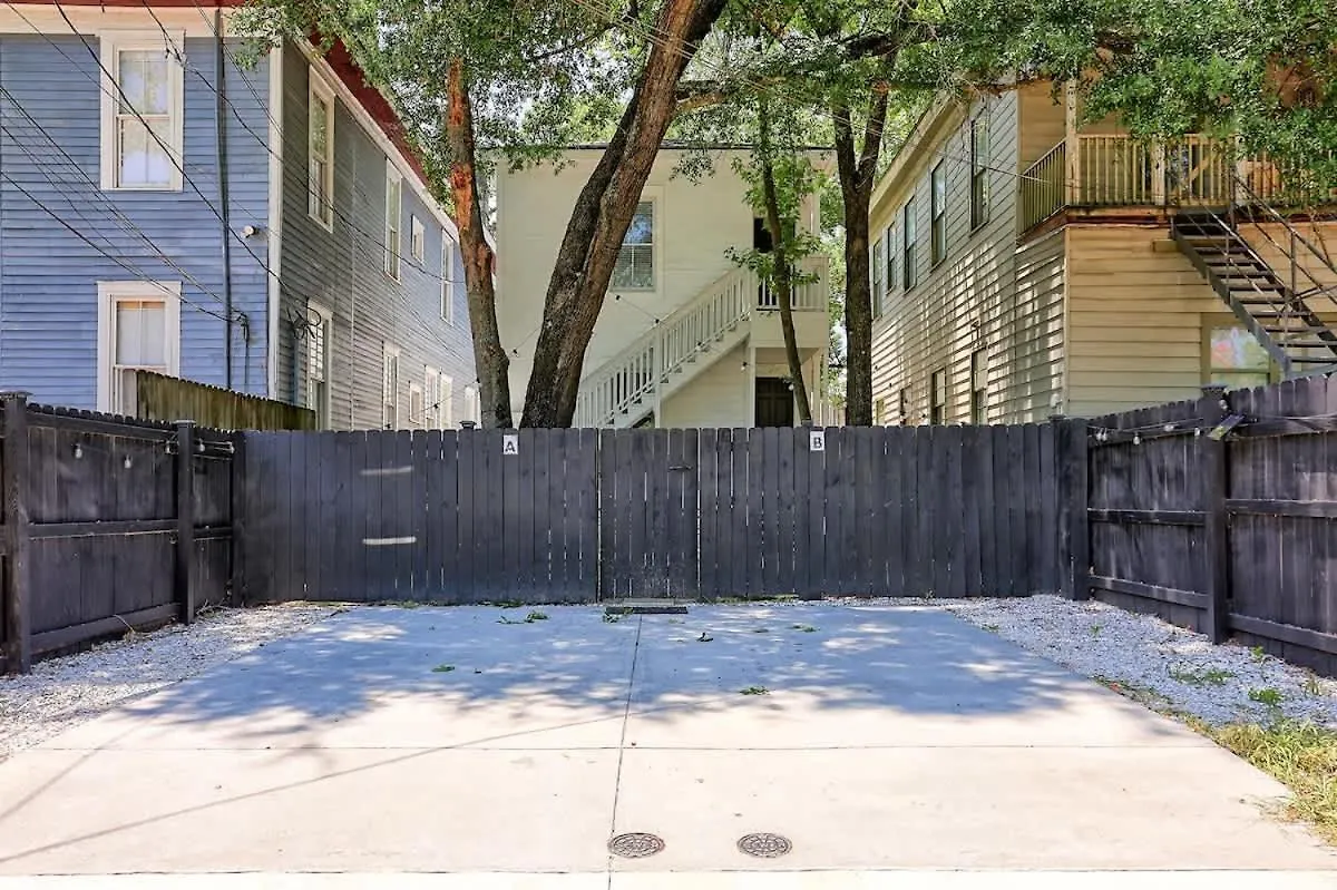 Holiday home Renovated Dog Friendly Duplex Near Food & Fun Fully Fenced Yard And Private Parking Villa Savannah United States