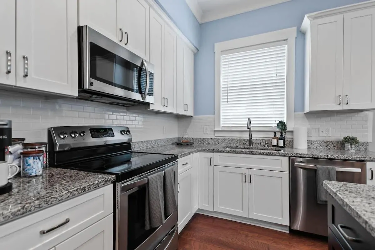 Renovated Dog Friendly Duplex Near Food & Fun Fully Fenced Yard And Private Parking Villa Savannah